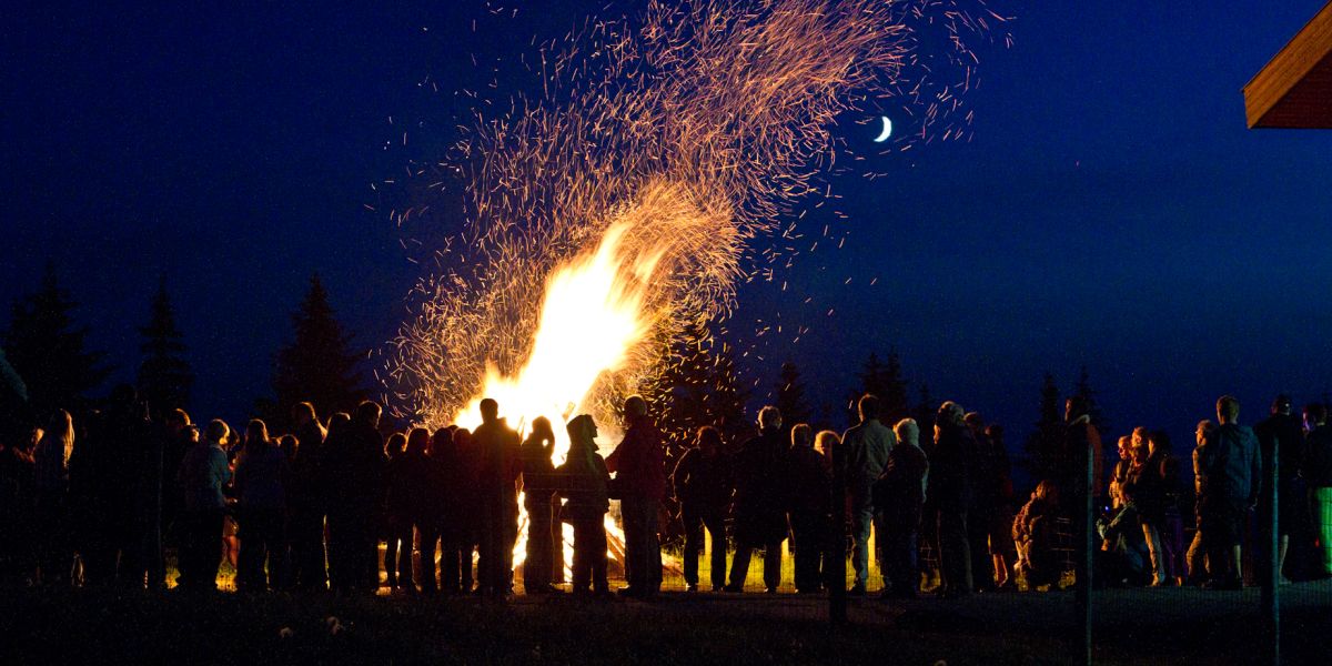 Großes Sonnenwendfeuer am Harschbichl in St. Johann in Tirol Ganz in der Nähe vom Explorer Hotel Kitzbühel erwartet Dich am Harschbichl ein großes Feuer zur Sonnenwende.