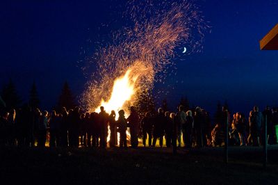 Ganz in der Nähe vom Explorer Hotel Kitzbühel erwartet Dich am Harschbichl ein großes Feuer zur Sonnenwende.
