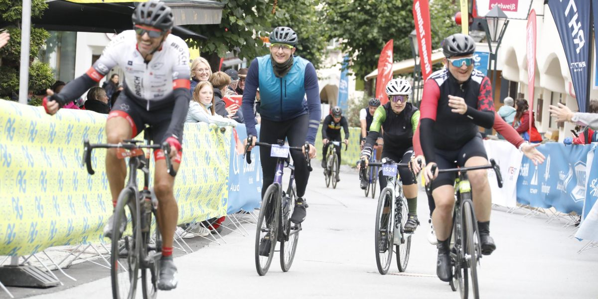 Soddisfatti al traguardo dell'Arlberg Giro 2025, che attraversa la valle Klostertal, la valle Paznaun, passa per l'Explorer Hotel Montafon, sale fino a Kopssee, attraversa Ischgl e torna a St. Anton am Arlberg.