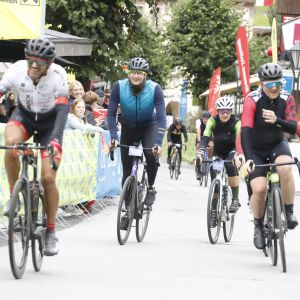 Glücklich im Ziel nach dem Arlberg Giro 2025, der durch das Klostertal, Paznauntal, am Explorer Hotel Montafon vorbei, hoch an Kopssee, durch Ischgl und wieder zurück nach St. Anton am Arlberg führt.