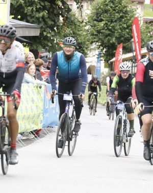 Arlberg Giro 2025 I Sports Buddy Glücklich im Ziel nach dem Arlberg Giro 2025, der durch das Klostertal, Paznauntal, am Explorer Hotel Montafon vorbei, hoch an Kopssee, durch Ischgl und wieder zurück nach St. Anton am Arlberg führt.