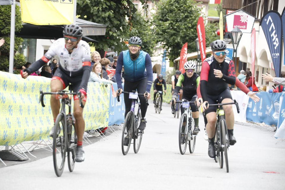 Glücklich im Ziel nach dem Arlberg Giro 2025, der durch das Klostertal, Paznauntal, am Explorer Hotel Montafon vorbei, hoch an Kopssee, durch Ischgl und wieder zurück nach St. Anton am Arlberg führt.