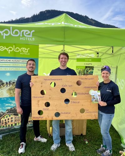 The hotel managers and marketing staff of the Explorer Hotel Neuschwanstein are motivated and distribute goodies to visitors.
