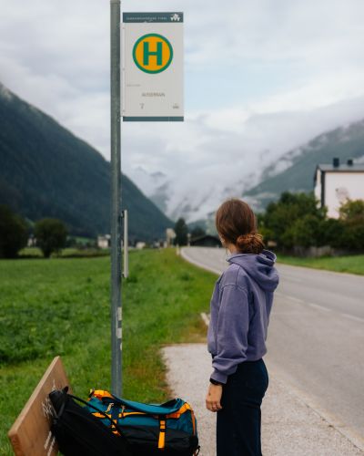 An der Bushaltestelle Außerrain im Stubaital
