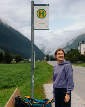 An der Bushaltestelle Außerrain im Stubaital