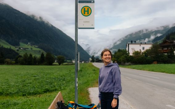 Na przystanku autobusowym Außerrain w dolinie Stubai