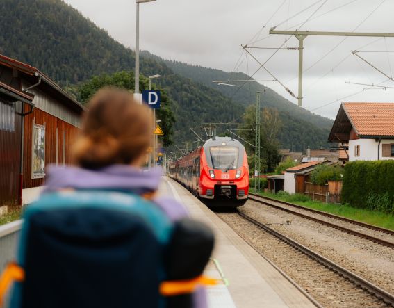 Warten auf den Zug in Farchant