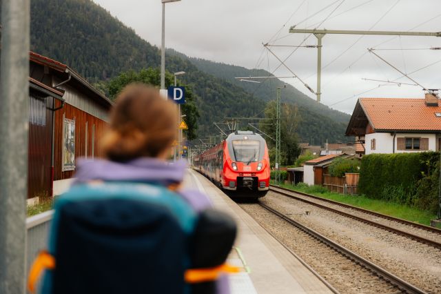 Várakozás a vonatra Farchantban