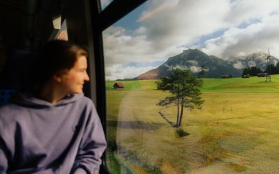 Aussicht genießen während der Anreise mit dem Zug