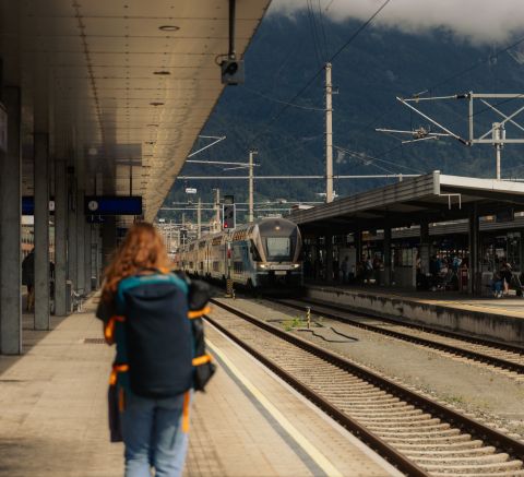 Felfedező pajtás az innsbrucki központi pályaudvaron