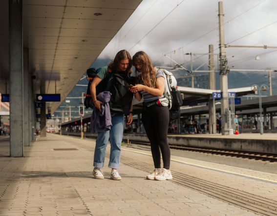 Przyjaciele odkrywców na dworcu głównym w Innsbrucku