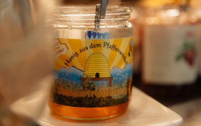 Lokalny miód na śniadaniowym bufecie w hotelu Explorer Hotel Garmisch