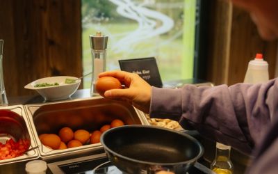 Przygotuj samodzielnie lokalne jajka w stacji smażenia jajek