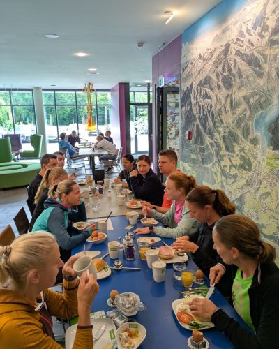 Gemeinsames Frühstück beim Explorer Hotels Trailrunningcamp