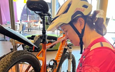 Beim Explorer Hotels Ladies Bike Camp wird auch gelernt wie die Kette gepflegt werden soll - mit Produkten von Holmenkol