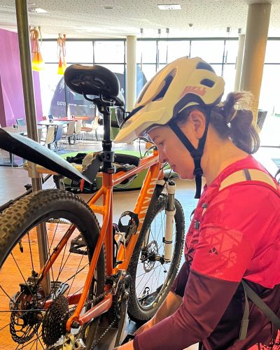 Beim Explorer Hotels Ladies Bike Camp wird auch gelernt wie die Kette gepflegt werden soll - mit Produkten von Holmenkol