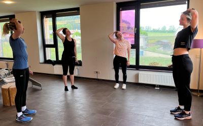 Morgengymnastik vor dem Mountainbiken beim Explorer Hotels Ladies Bike Camp