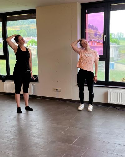 Morgengymnastik vor dem Mountainbiken beim Explorer Hotels Ladies Bike Camp