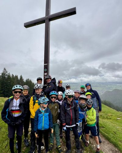 Die Mountainbikeprofis vom Mountainbike Racingteam zeigen den Kids das Biken