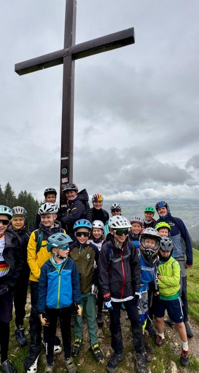 Die Mountainbikeprofis vom Mountainbike Racingteam zeigen den Kids das Biken