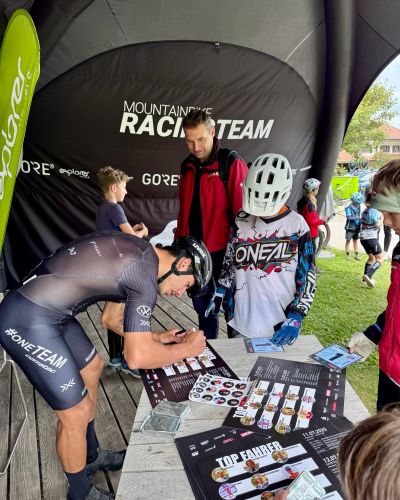 Autogramme vom Mountainbikeprofi Dan Noyola beim Explorer Hotels Kids Bike Camp