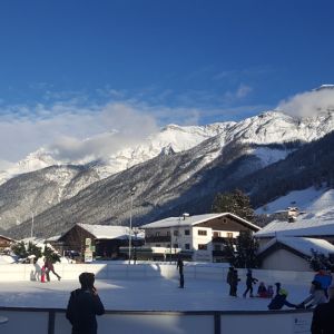 Eislaufen in Neustift mit Blick auf die Stubaier Berge.
