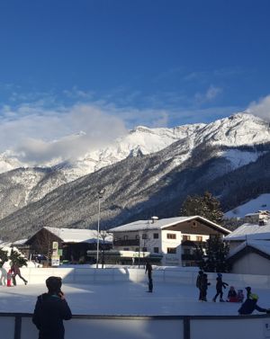 Eislaufen in Neustift mit Blick auf die Stubaier Berge.
