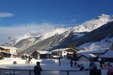 Pattinaggio sul ghiaccio a Neustift con vista sulle montagne dello Stubai.