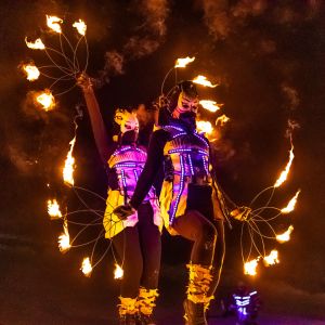 Pura magia e azione con spettacolari spettacoli di luci e fuoco.