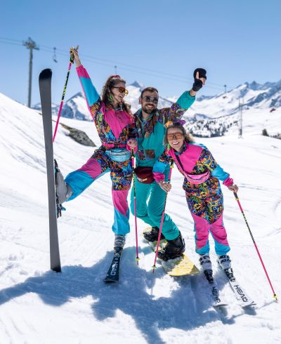 Ein Hauch von 90er Nostalgie in den Bergen: Das gesamte Skigebiet erstrahlt im Look & Feel der 90er Jahre.