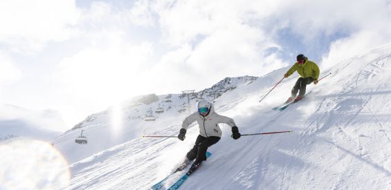 Az Explorer Hotel Ötztal ideális szálloda egy síeléssel töltött naphoz a söldeni síterületen. A síbusz kényelmes hozzáférést biztosít a lejtőkhöz az ausztriai Ötztal-völgyben eltöltött nyaralás alatt.