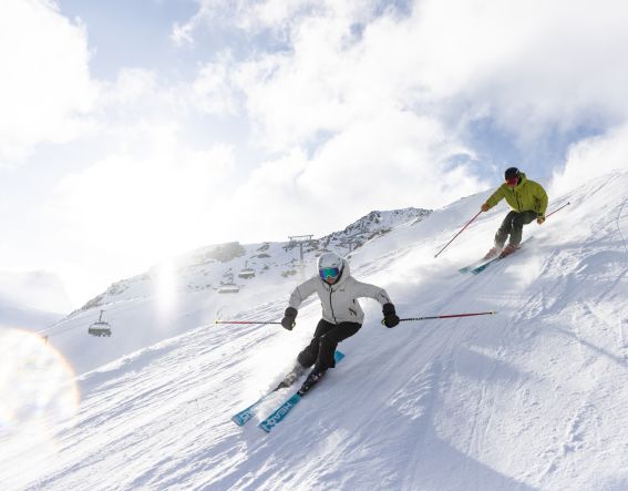 Das Explorer Hotel Ötztal ist Dein Hotel für einen Skitag im Skigebiet Sölden. Du kommst dort perfekt mit dem Skibus auf die Piste bei Deinem Urlaub im Ötztal in Österreich.