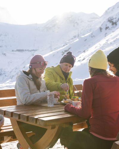 Einkehr auf der Hütte im Skigebiet Sölden. Die Explorer Hotels sind das perfekte Basislager für Euren Skiurlaub im Ötztal.