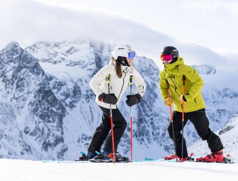 Skistokken zijn niet alleen handig om mee te skiën, ze zijn ook ideaal om op te leunen tijdens een pauze.