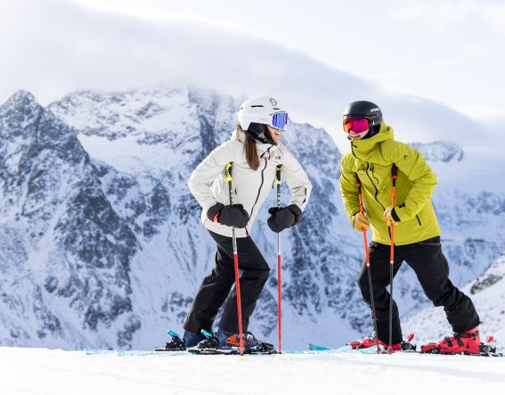 Die Skistöcke sind nicht nur zum Skifahren da - man kann sich auch super darauf zum Pausemachen abstützen.