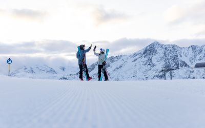 Gipfelmoment auf Ski: Zwei Skifahrer feiern ihren Tag auf der Piste im Skigebiet Gaislachkogel im Ötztal.