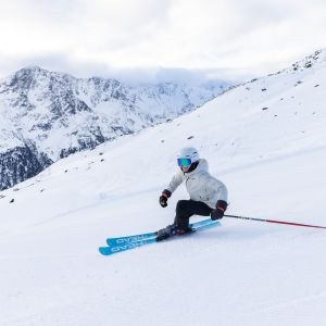 Dynamische Schwünge vor großer Kulisse: Vom Explorer Hotel Ötztal aus bist Du schnell mitten im Skigebiet Gaislachkogel unterwegs.