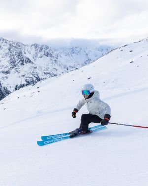 Dinamikus fordulatok lenyűgöző háttér előtt: az Explorer Hotel Ötztalból gyorsan eljuthat a Gaislachkogel síterület szívébe.