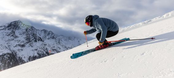 Sportliche Kurve mit Wintersonne: Das Explorer Hotel Ötztal ist die passende Base für aktive Skitage am Gaislachkogel.