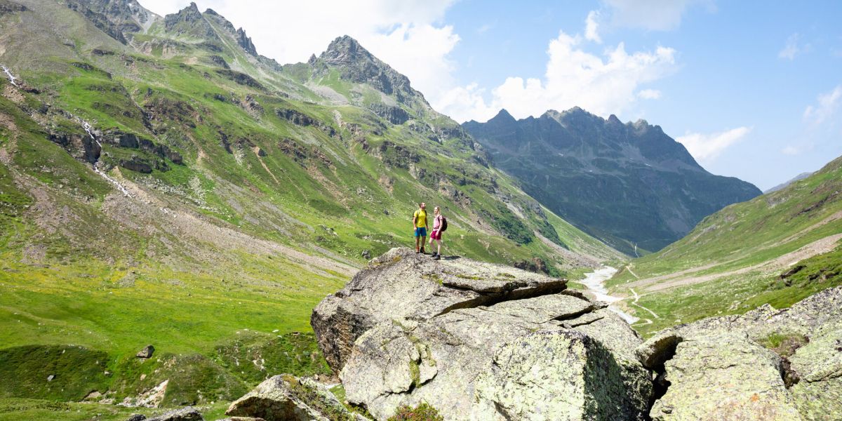 Zwei Menschen wandern in der Silvretta
