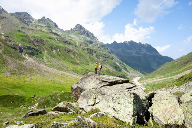 Two people are hiking in the Silvretta region.