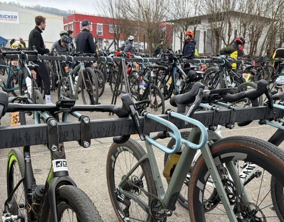 Die Gravelbikes der Teilnehmerinnen und Teilnehmer beim Ostalb Gravel in Aalen 2026
