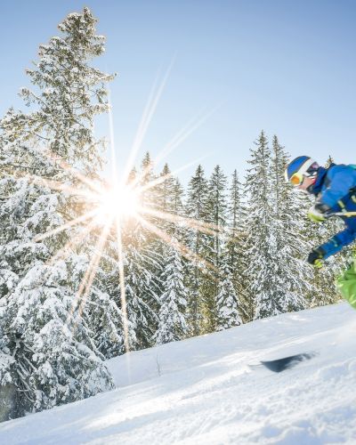 Sonnenschein und beste Pistenverhältnisse laden am Sudelfeld zum Skifahren ein.
