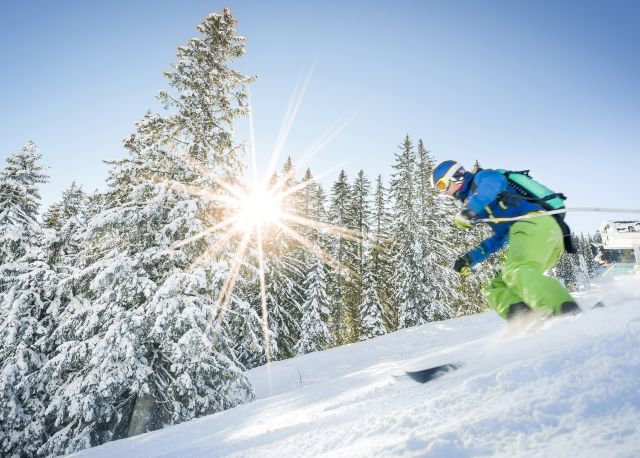 Sonnenschein und beste Pistenverhältnisse laden am Sudelfeld zum Skifahren ein.