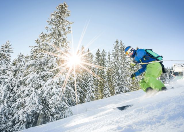 Sonnenschein und beste Pistenverhältnisse laden am Sudelfeld zum Skifahren ein.