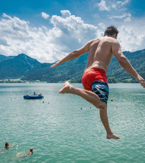 Úszás a Schliersee strandon