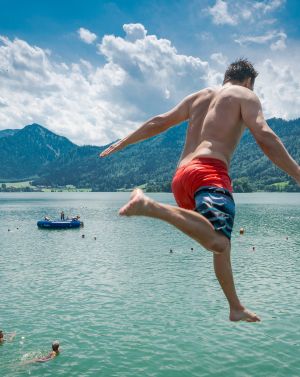 An heißen Tagen lockt das kühle Wasser vom Strandbad Schliersee An heißen Tagen lockt das kühle Wasser vom Strandbad Schliersee.