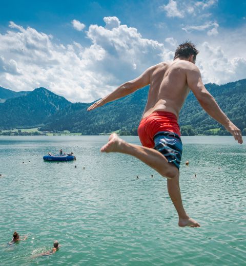 Par temps chaud, l'eau fraîche du lido de Schliersee est un spectacle bienvenu.