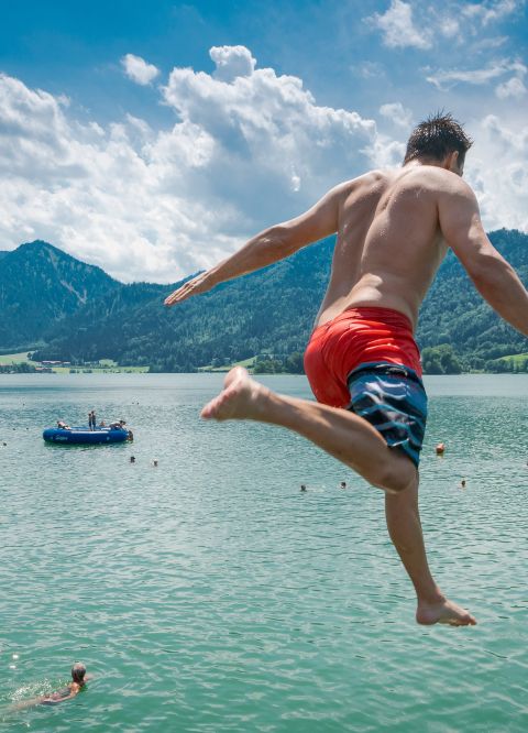 Op warme dagen is het koele water van het Schliersee-zwembad een welkome aanblik.