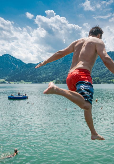 Nelle giornate calde, l'acqua fresca del lido di Schliersee è una vista gradita.